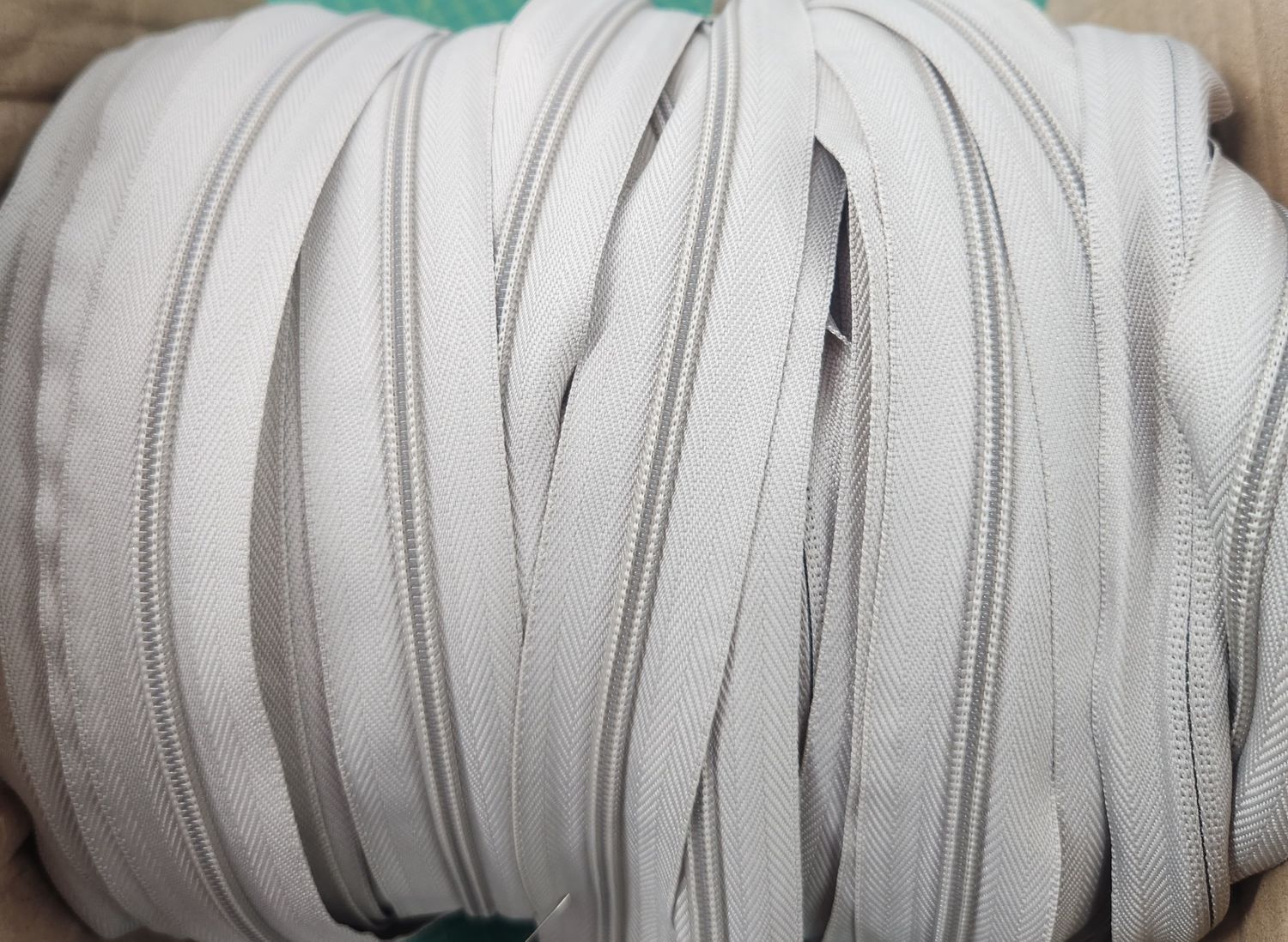 Zip - Continuous Tan 4.5mm Per Metre