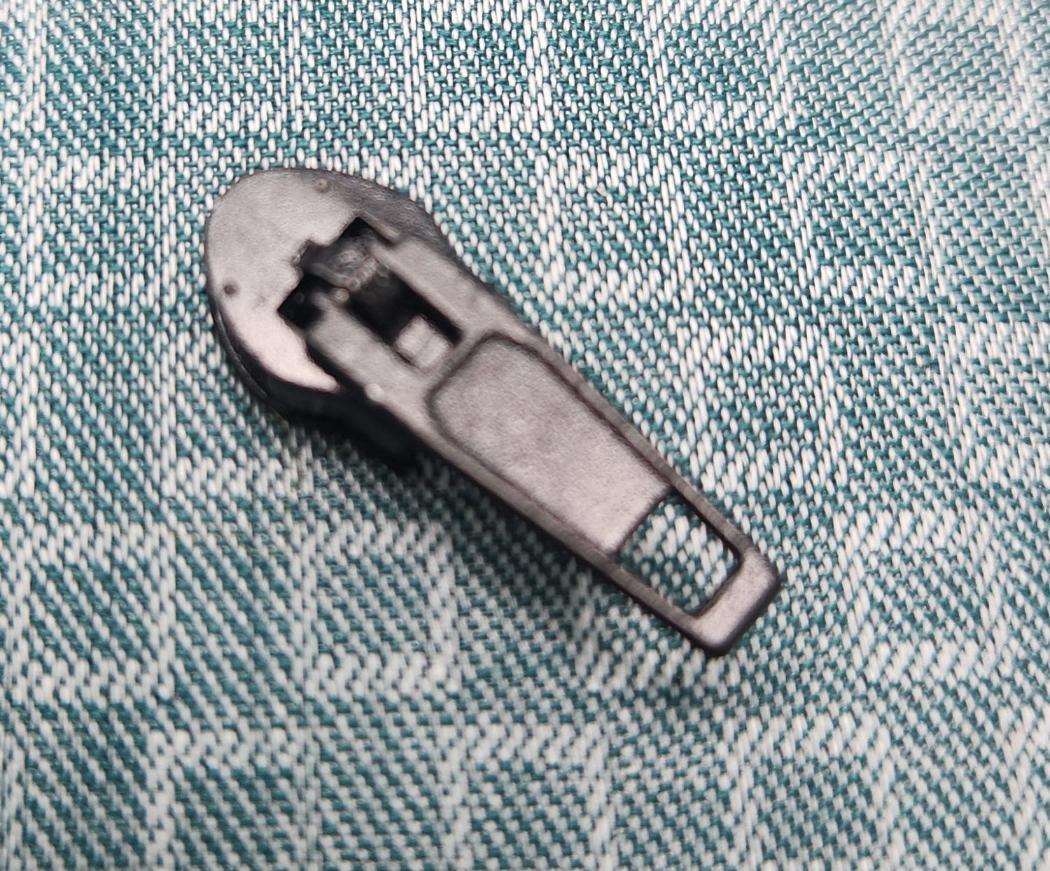 Zip Pulls 4.5mm for Continuous Zips Black