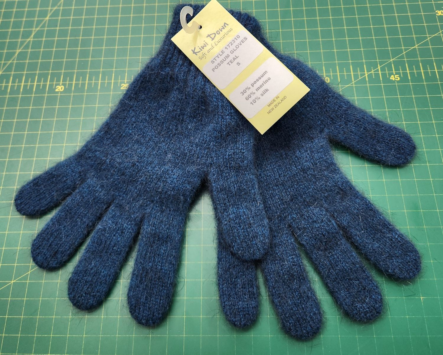 NZ Possum Gloves Teal Size Small 30% Possum, 60% Merino, 10% Silk