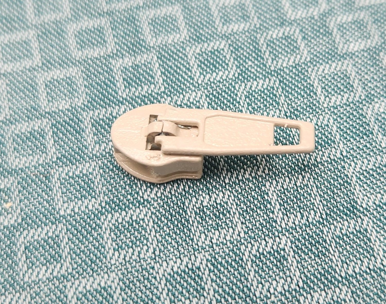 Zip Pulls 4.5mm for Continuous Zips Light Brown