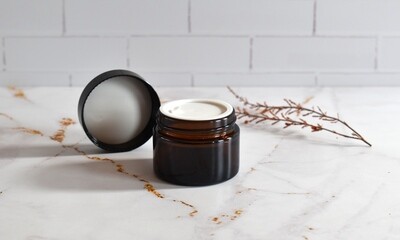 Cosmetic Glass Jar Amber 50g with Black Lid (ea)