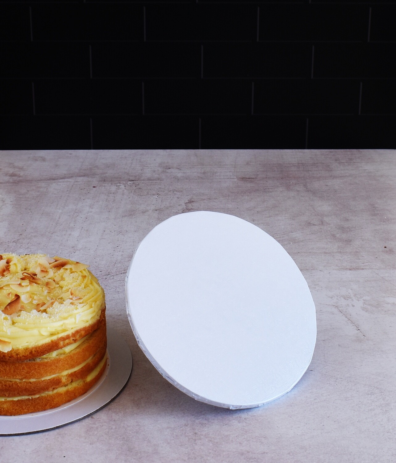 Cake Board Embossed White Round 8&quot; Thick (ea)