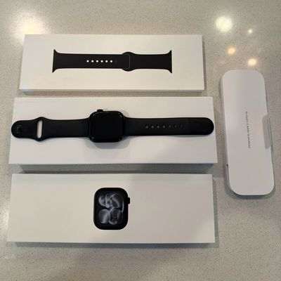 Apple Watch Series 11 42mm Black Aluminum Case Cellular/GPS + Original Box - Excellent Condition.