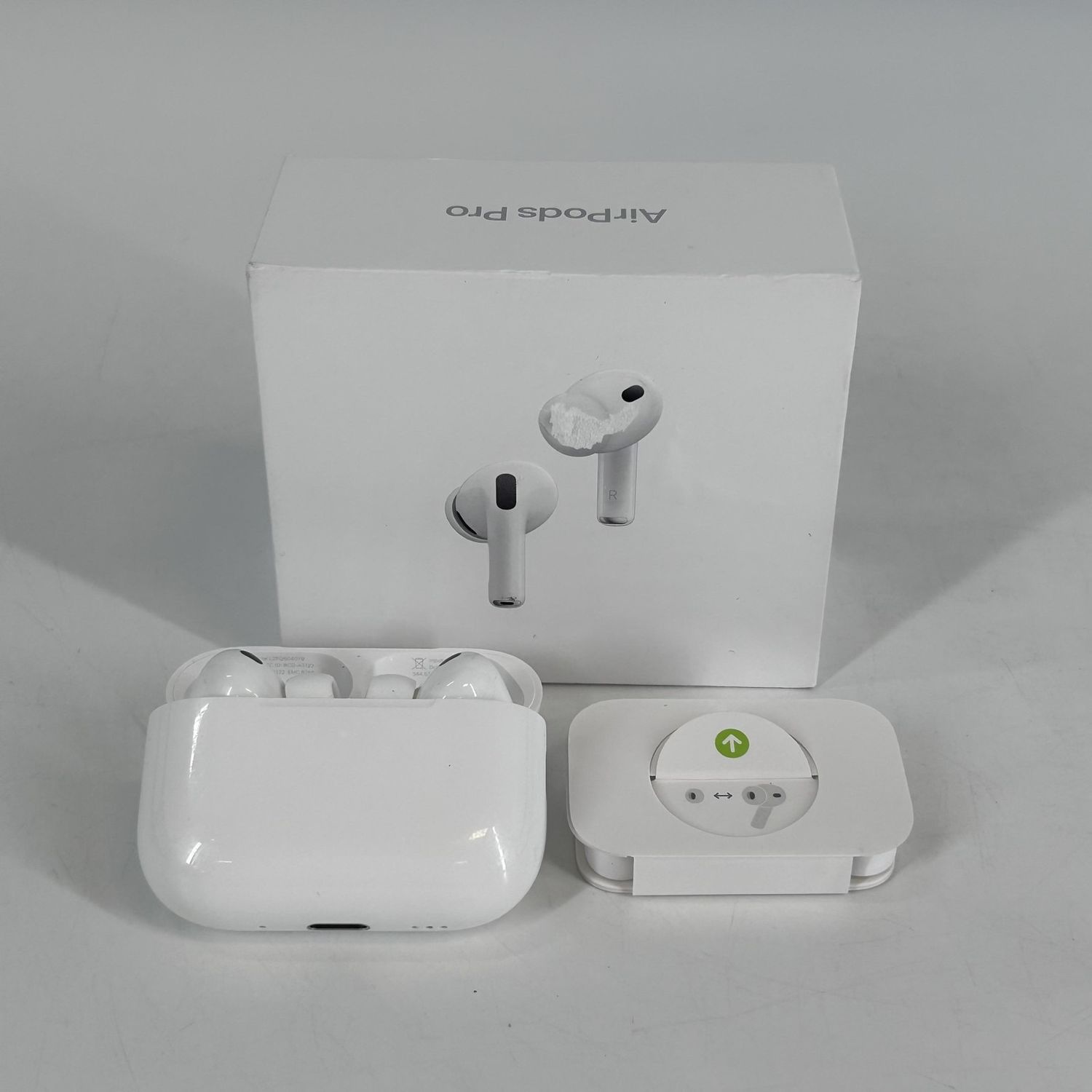 AirPods Pro 3 USB-C White w/ Charging Case/Extra Ear Tips - Excellent Condition.