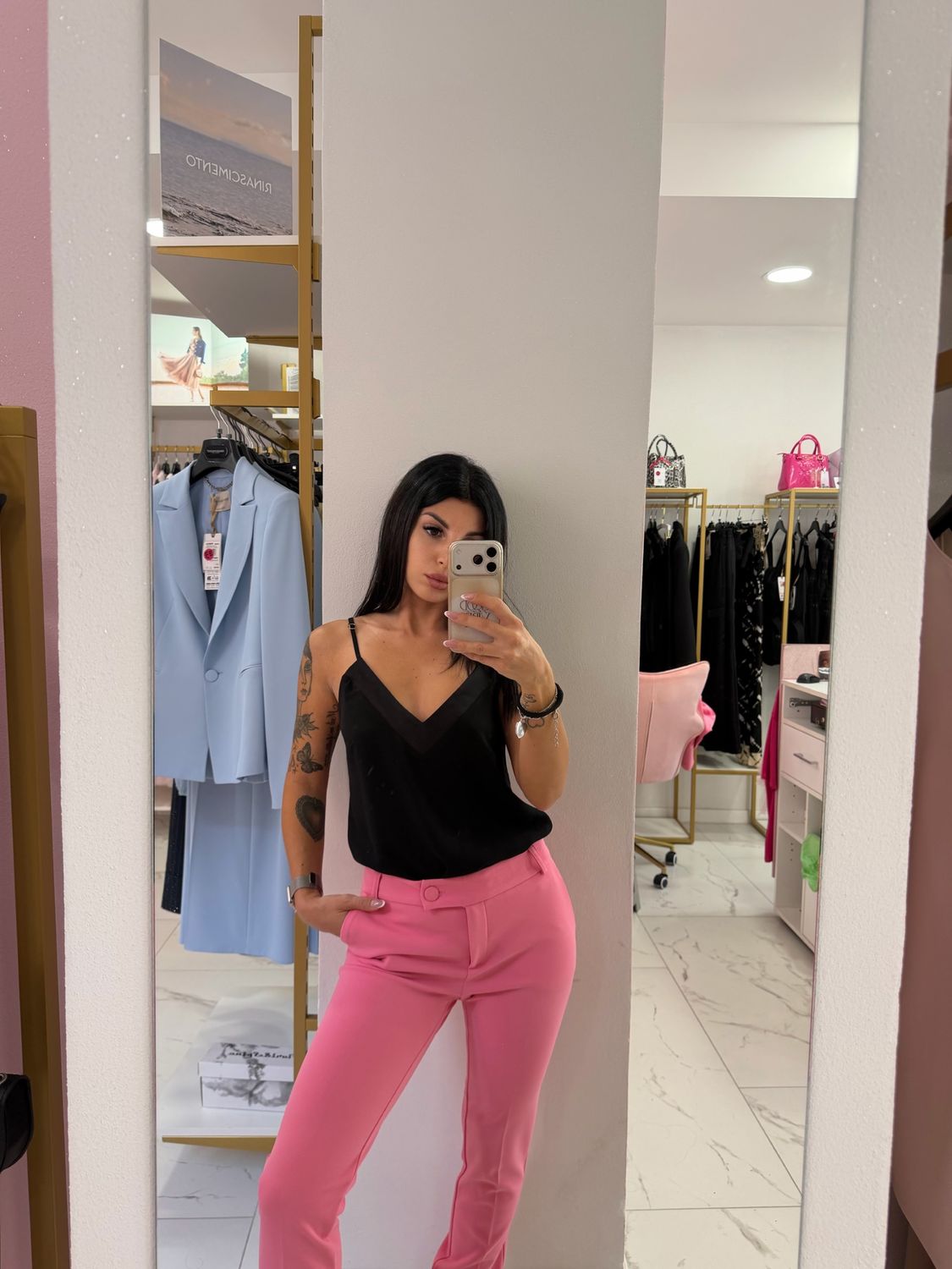 Pantalone rosa,in crepe a sigaretta,Rinascimento. Pantalone rosa,in crepe a sigaretta,Rinascimento.