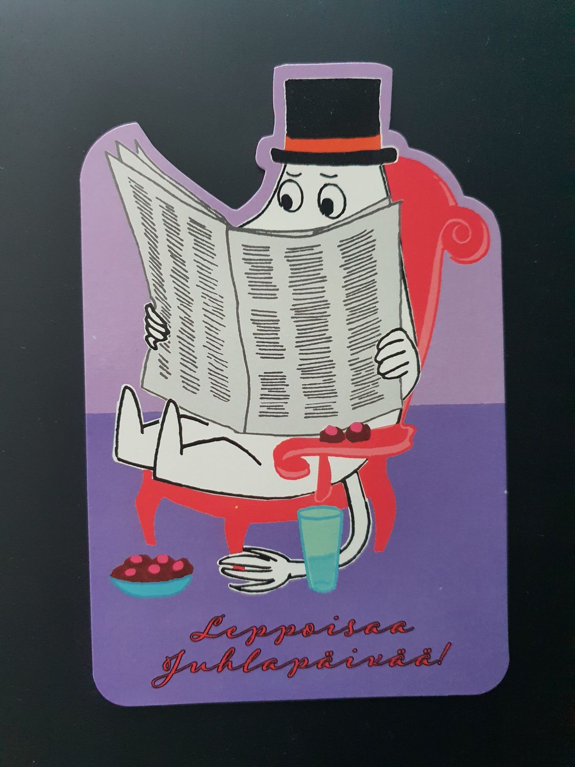 Pocztówka Tatuś Muminka z gazetą.