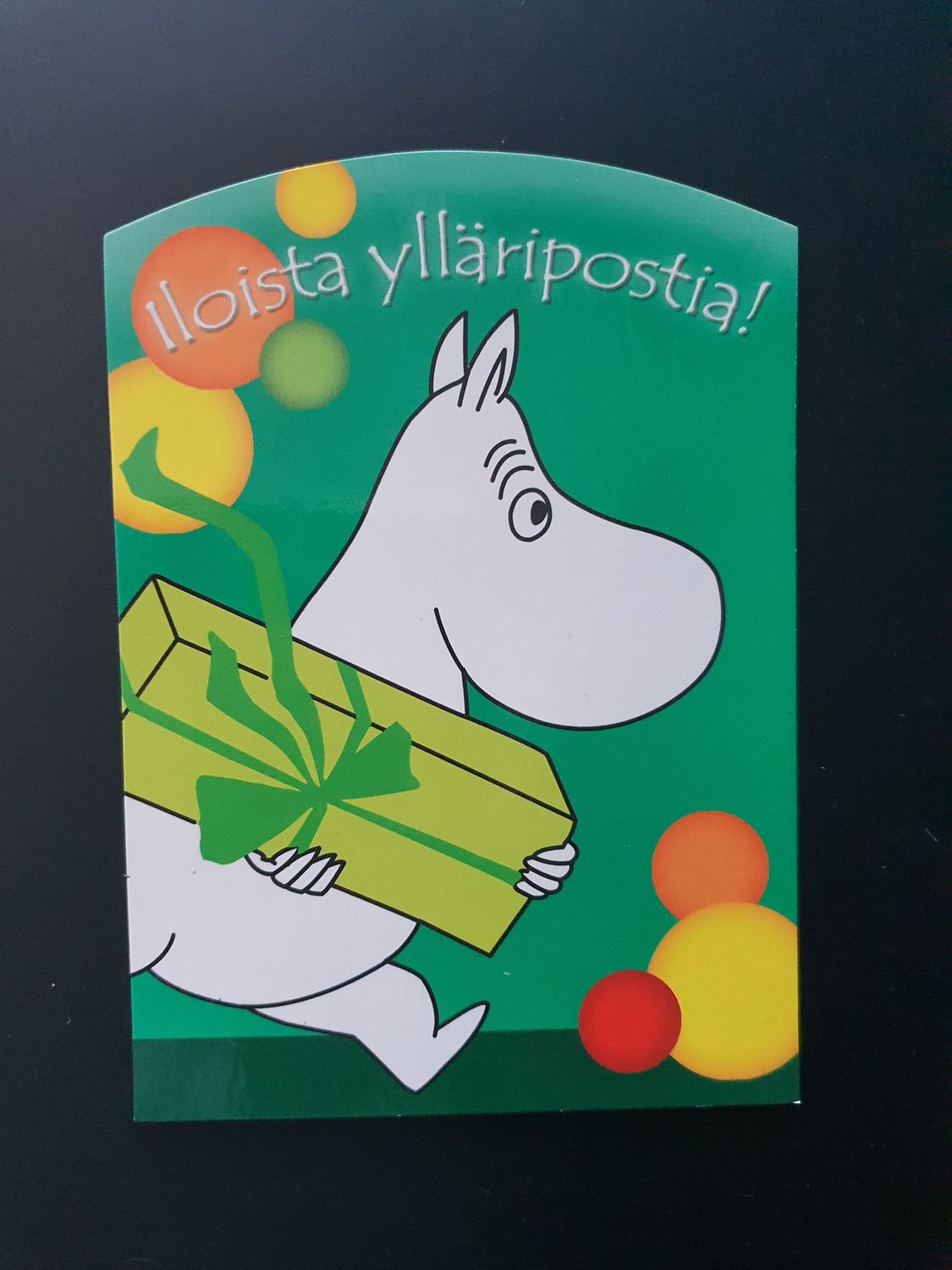 Pocztówka Muminek z prezentem.