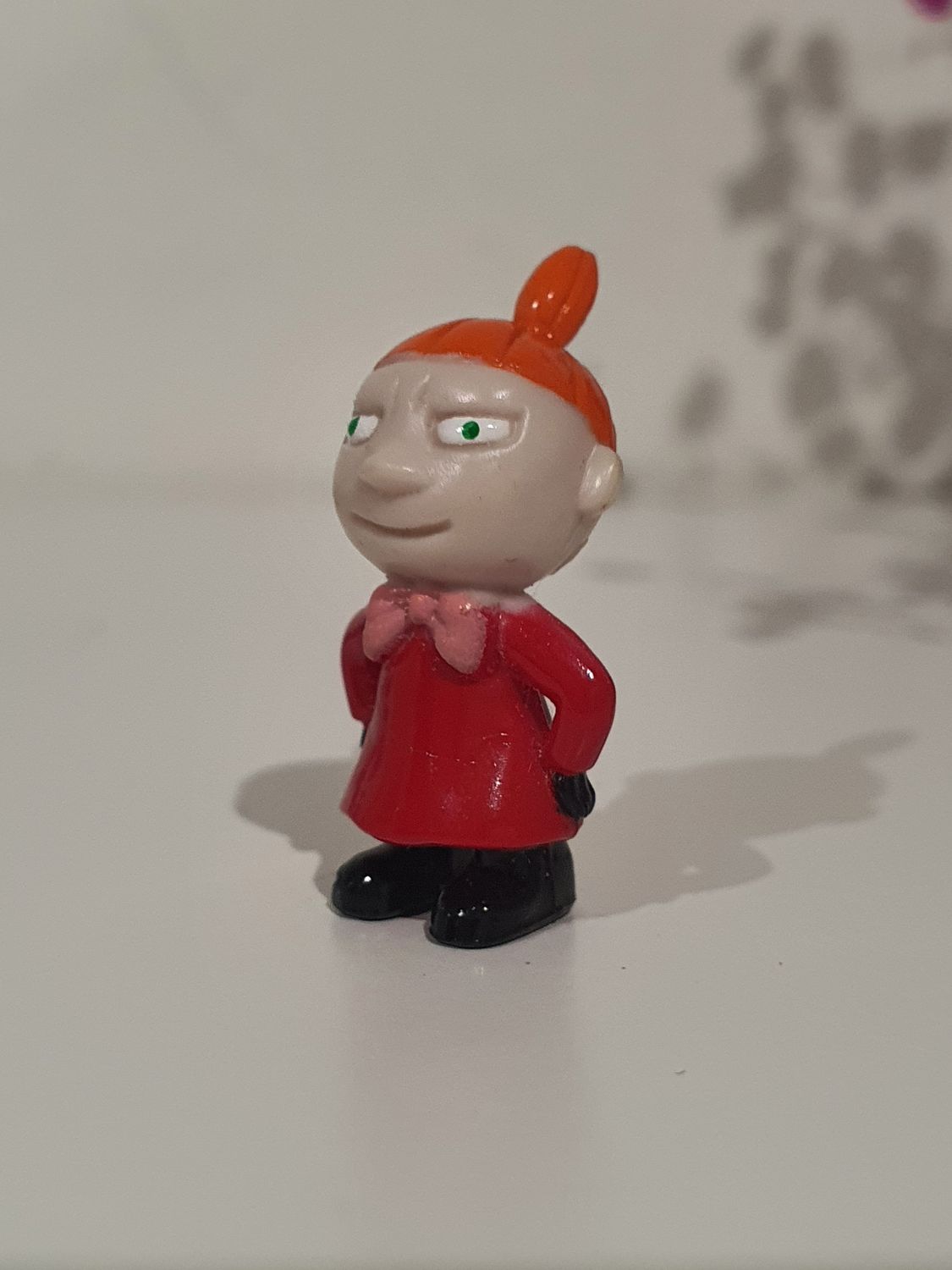 Mała Mi w czerwonej sukience