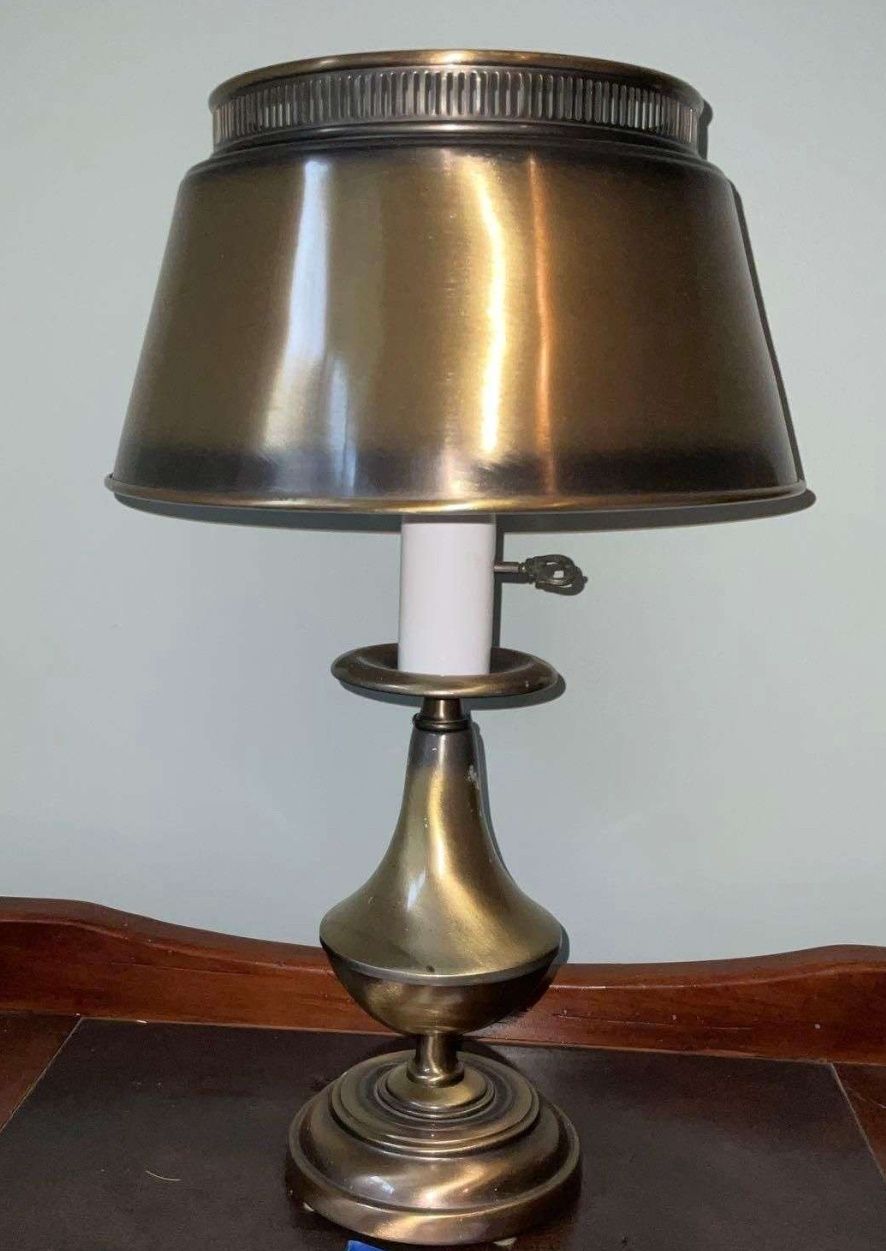 Antiqued brass tone table lamp w/ shade