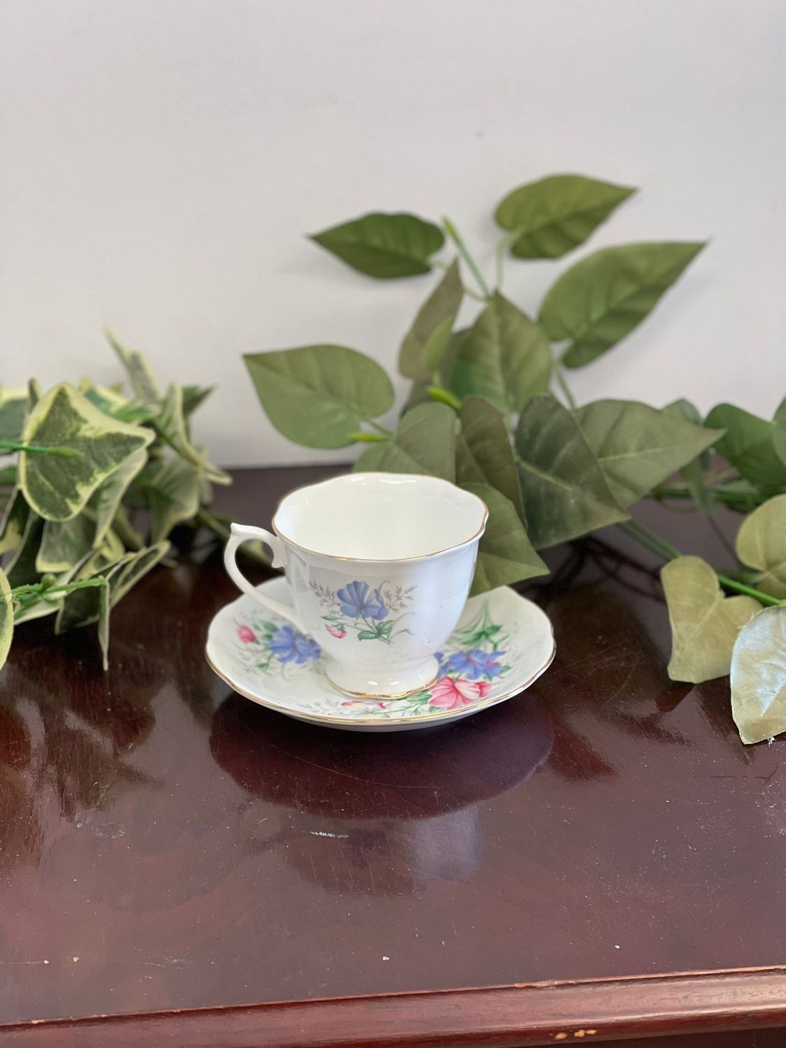 Royal Albert Friendship Sweet Pea Tea Cup &amp; Set (small hairline crack)