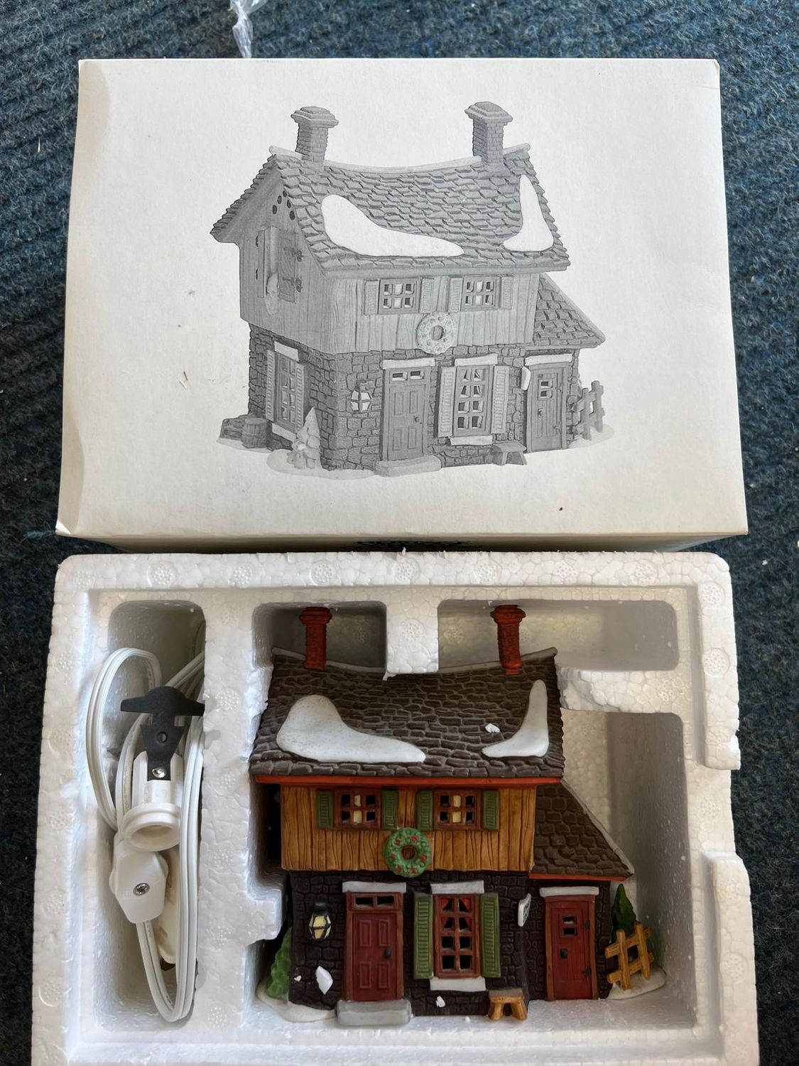 Dept. 56  Sleepy Hollow "Ichabod Crane's Cottage" (small chip at end of roof ridge), no bulb