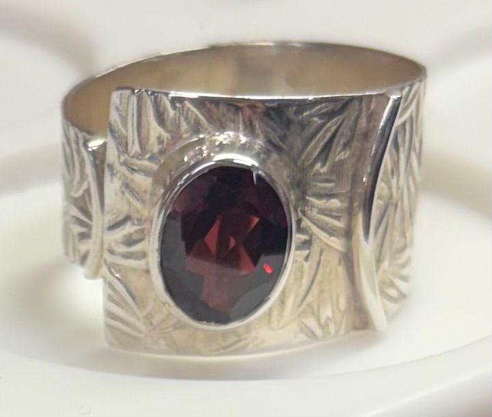 SS0080-Designer Ring : Garnet
