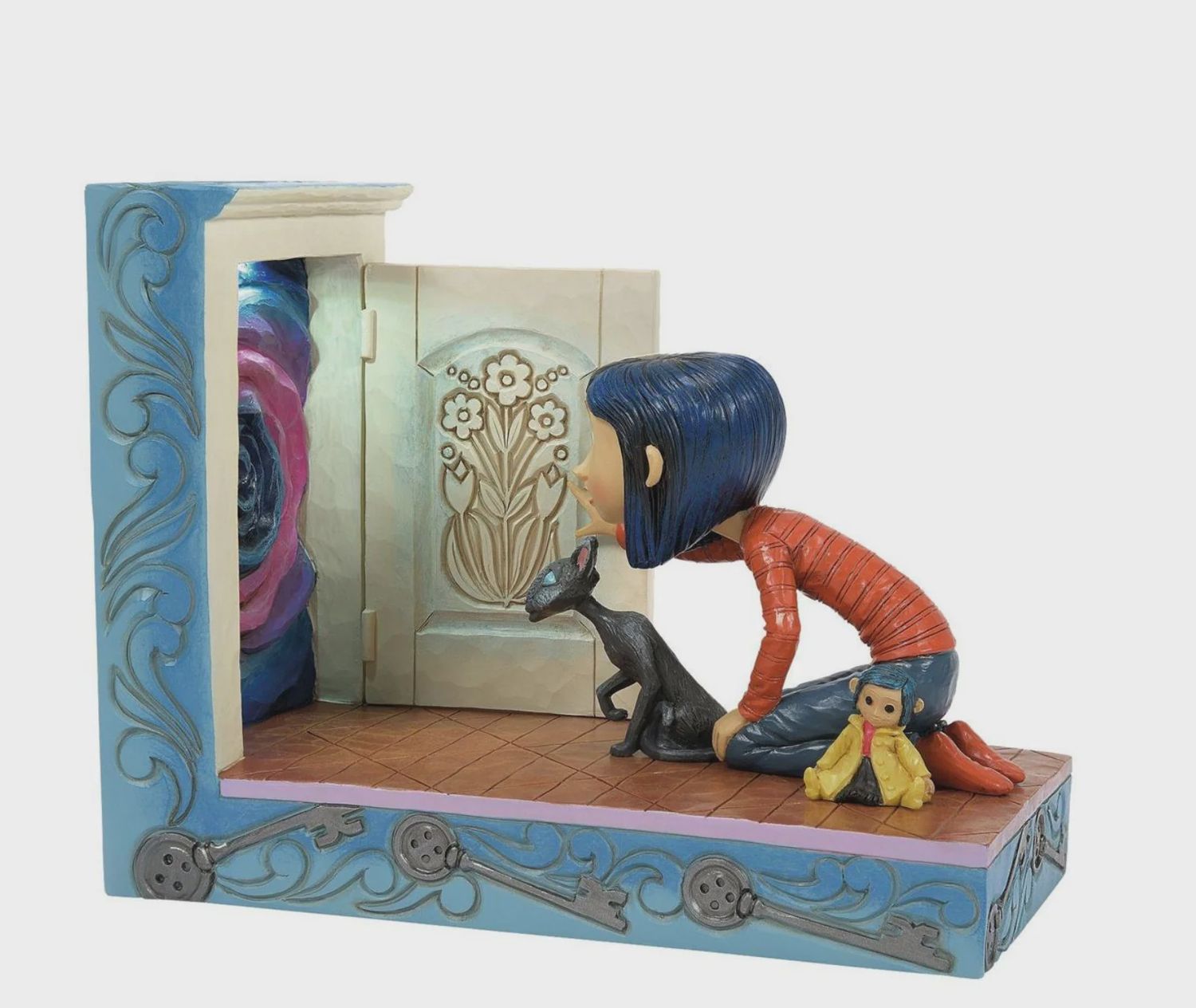 EP8470-JS CORALINE : Coraline Kneeling Down Door