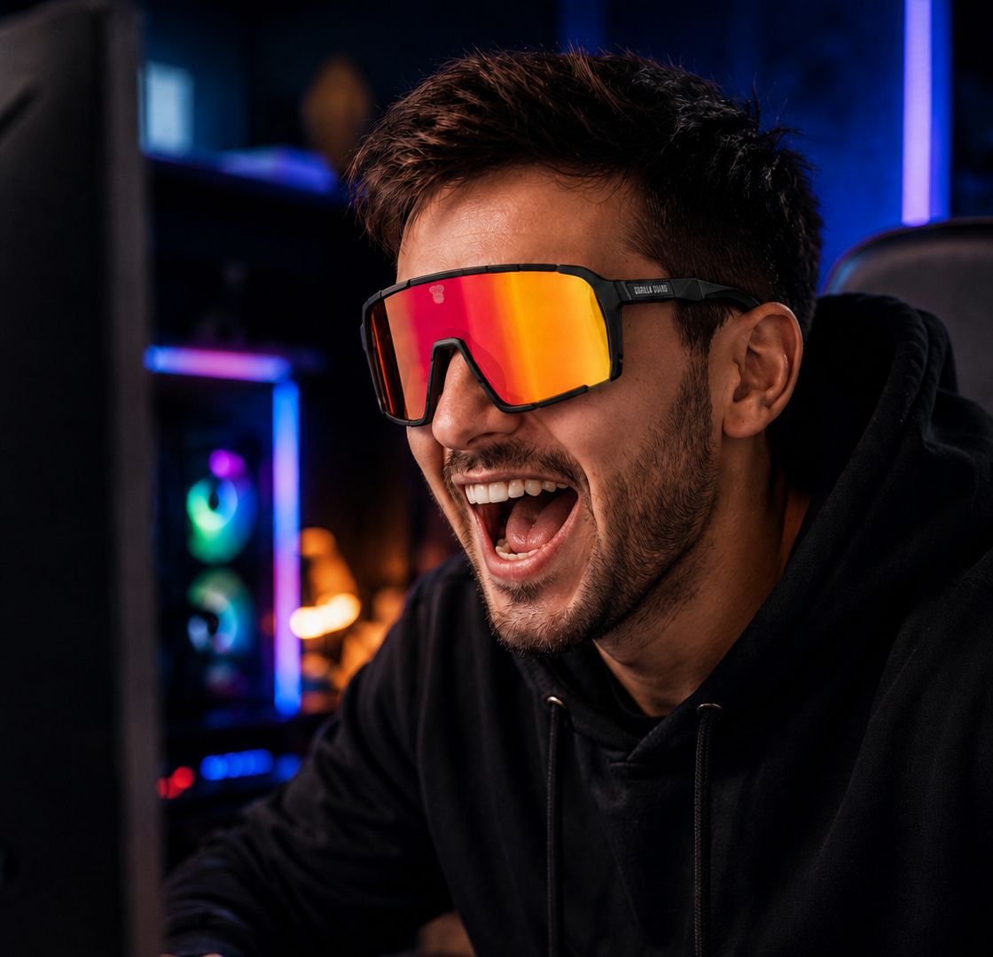 Gamer usando gafas fotocromáticas Gorila Guard frente al ordenador