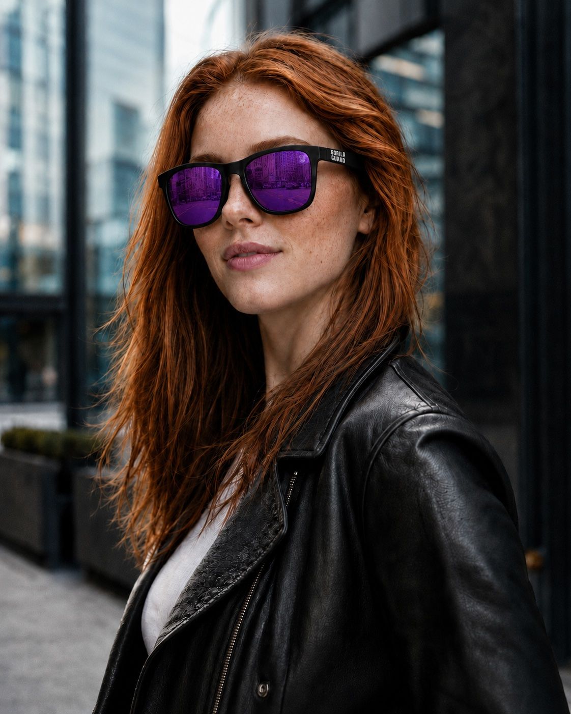 Mujer pelirroja con gafas urbanas Gorila Guard en la ciudad