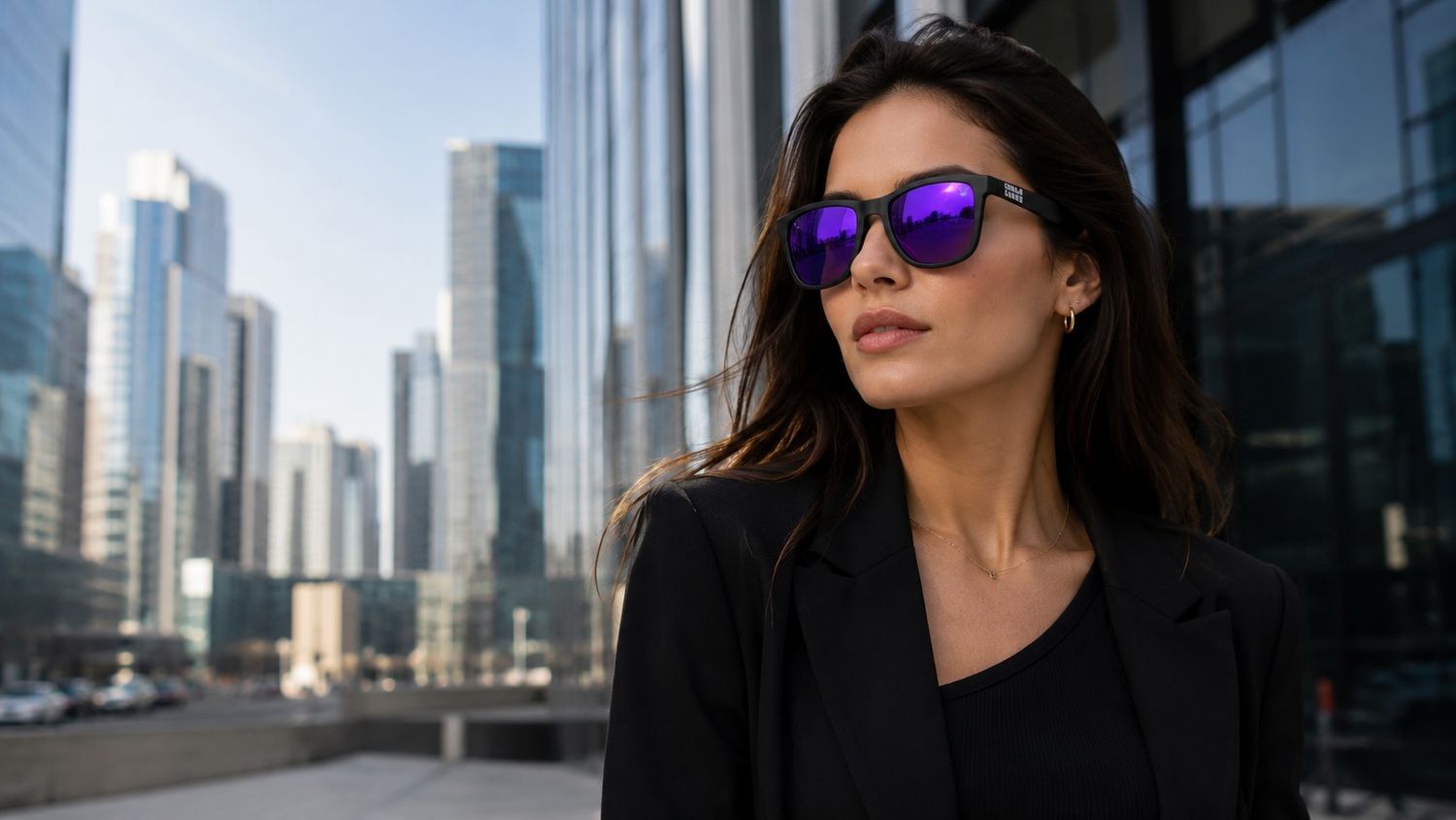 Mujer con gafas urbanas Gorila Guard en entorno urbano