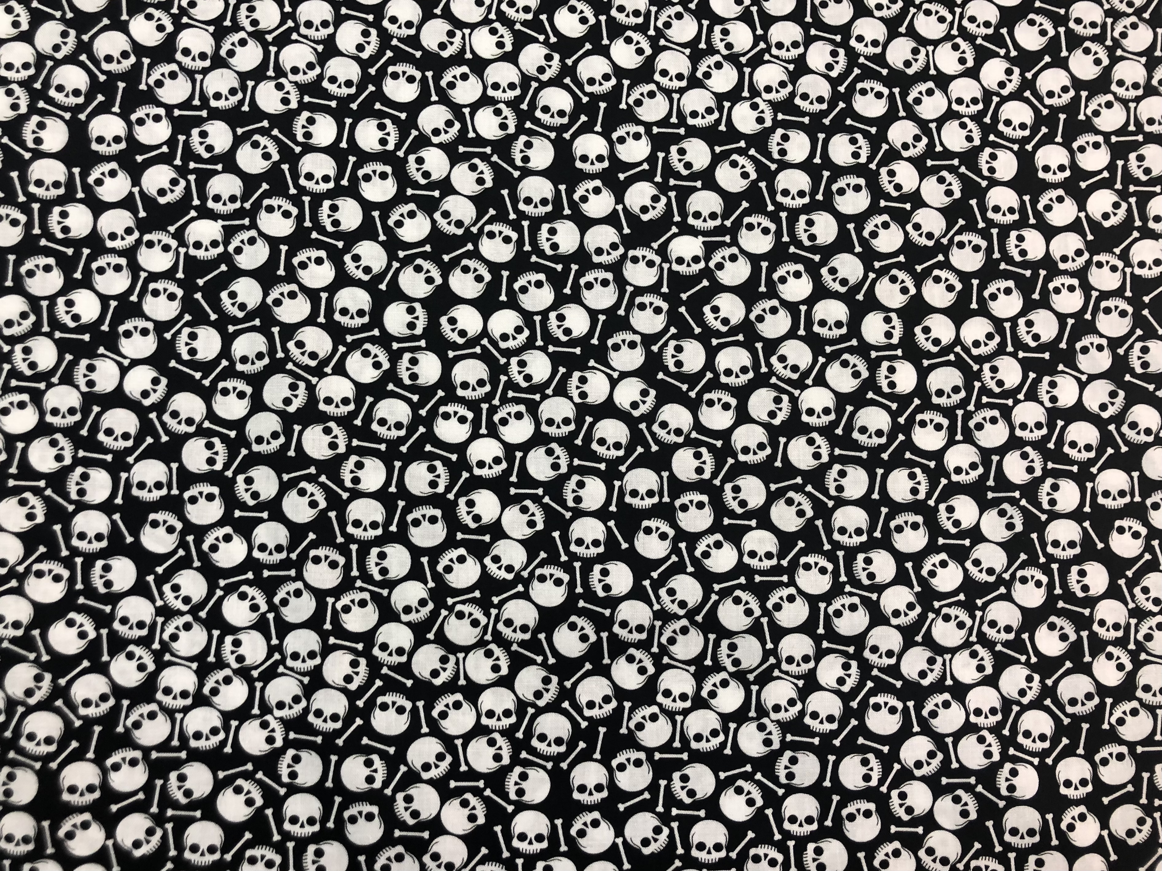 White Skulls - 1/2m cut 57767