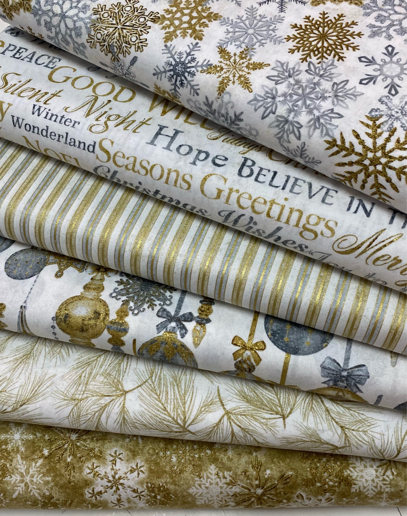 Stonehenge White Christmas - Fat Quarter Bundle 58103