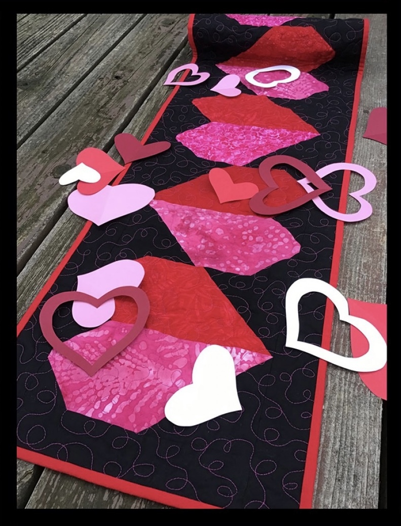 Smitten Table Runner - Winter 2022 58172