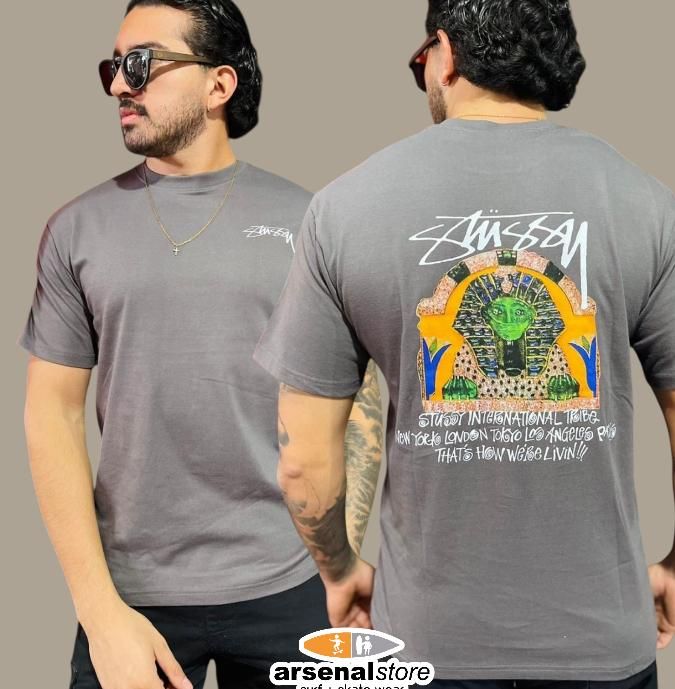 CAMISETA STUSSY GRIS LETRAS BLANCAS