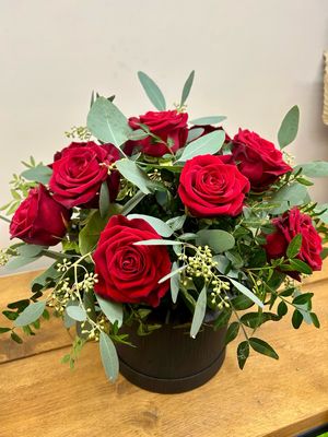 True Love 12 Red Roses Hat Box 