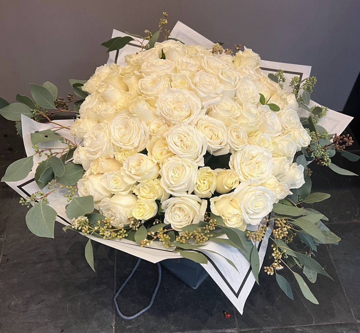 Pure love 50 Ivory Roses