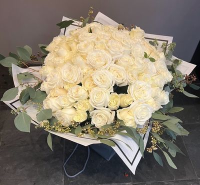 Pure love 50 Ivory Roses