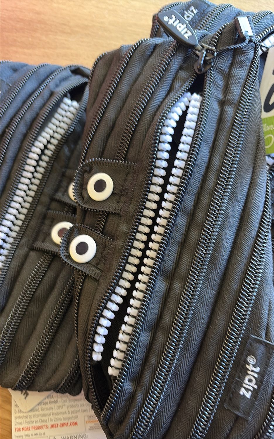 Zip it black medium pouch 