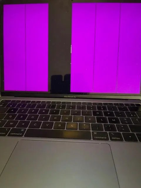 Écran MacBook Air défectueux avant réparation à Saint-Tropez