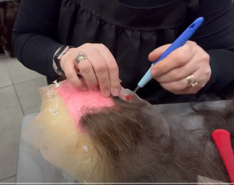 שיעורי וידאו מוקלטים שיראו לך צעד אחרי צעד איך לייצר
תוספות שיער בשיטה חדשנית ללא תפירה