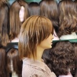 פאה קצרה יד שניה מחודשת קאסטם שיער טבעי במצב טוב שמורה #1263