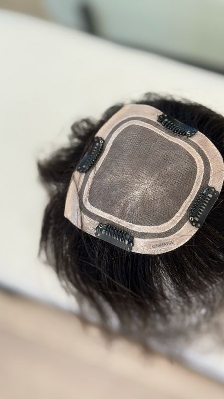 100% שיער פרימיום טבעי ולא מעובד – נראה ומרגיש בדיוק כמו שיער טבעי! ✔ קל משקל ונוח להנחה – קליפסים