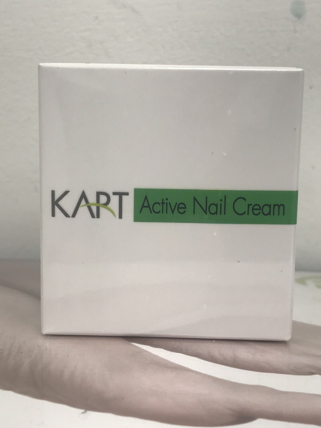 אריזת KART Active Nail Cream לבנה עם פס ירוק, על כף יד
