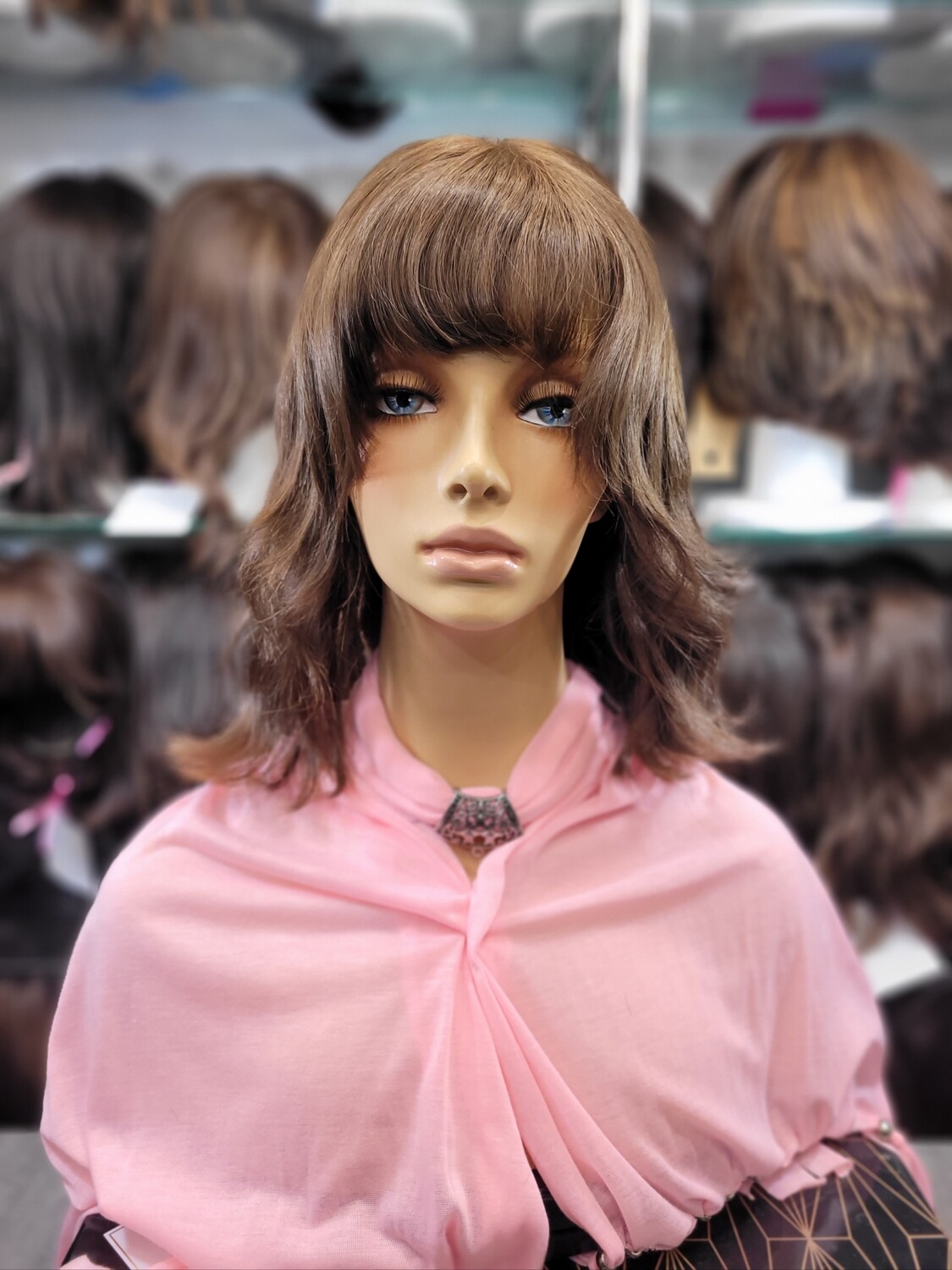 Perruque en cheveux naturels (dégradée, ondulée, avec frange) sur une tête de mannequin – #R2803