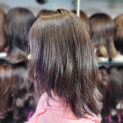 פאה מדורגת בגוון חום כהה–שחור עם פוני משיער טבעי על ראש בובה – #RDW1735