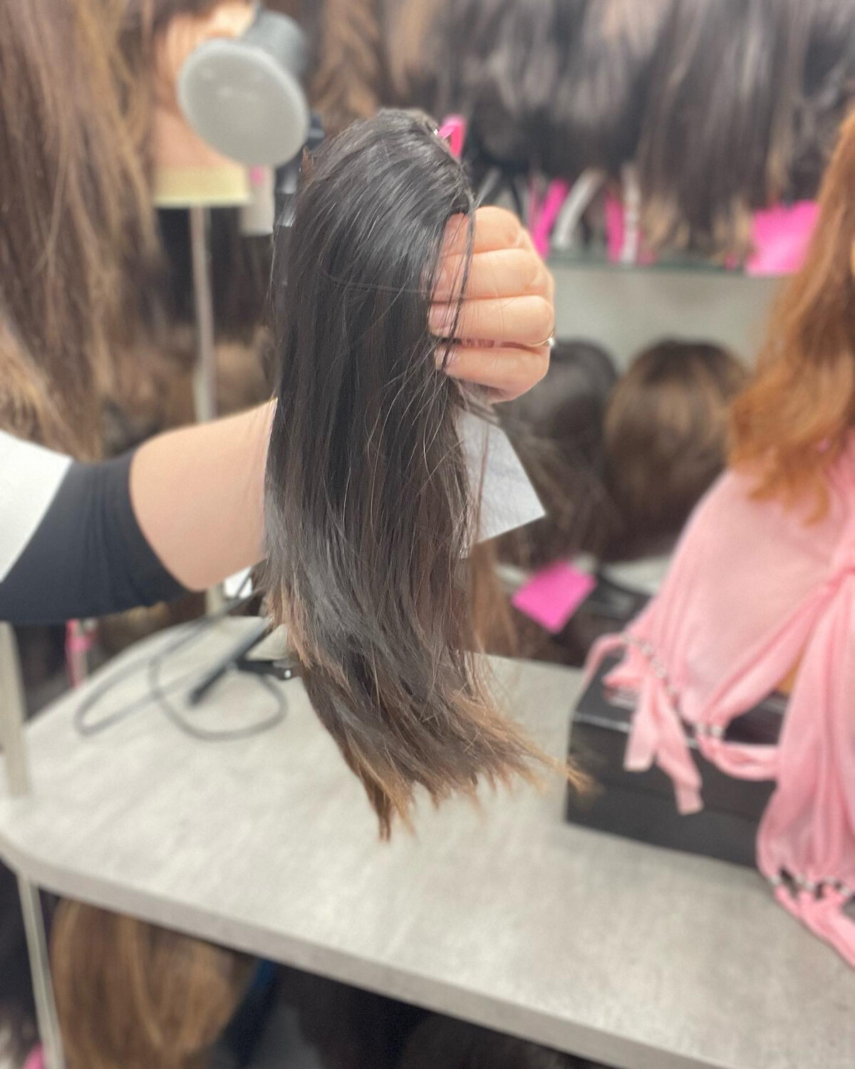 קוקו קליפס חלק משיער טבעי בגוון כהה, מוחזק ביד – #02825
