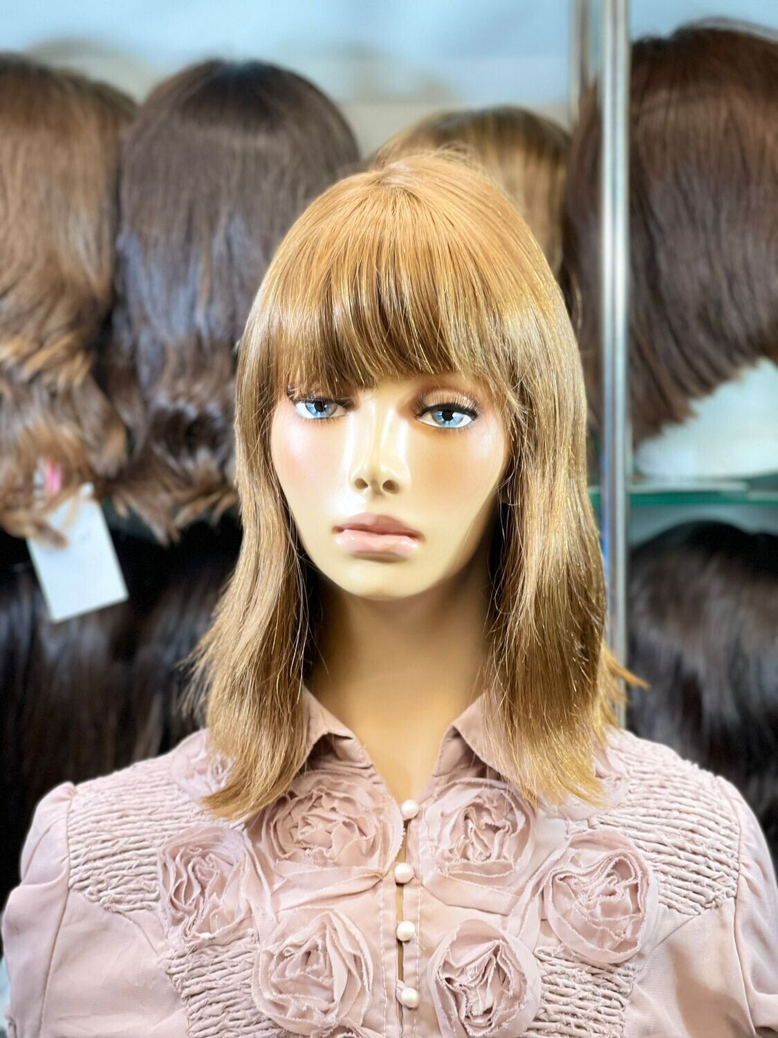 Perruque (blonde, aux épaules, lisse, avec frange) sur une tête de mannequin – #2872