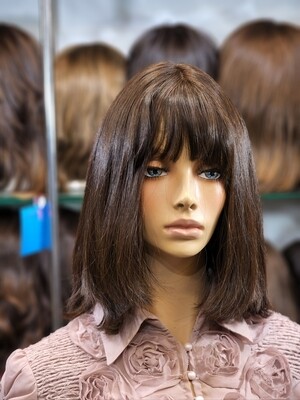 Perruque neuve en cheveux naturels (avec frange) sur une tête de mannequin – #2997