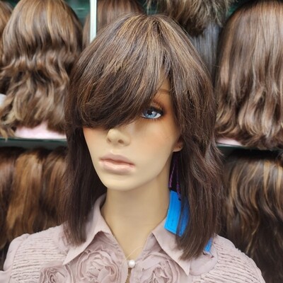 Perruque courte et dégradée avec frange sur une tête de mannequin – #2665