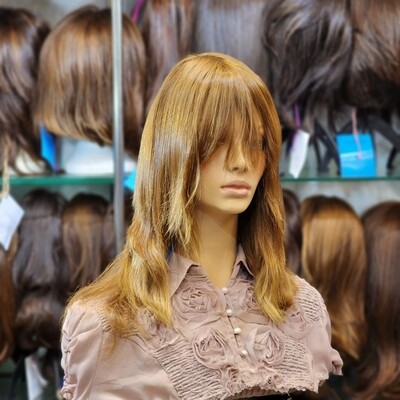 Perruque en cheveux naturels (ondulée, avec frange) sur une tête de mannequin – #2873