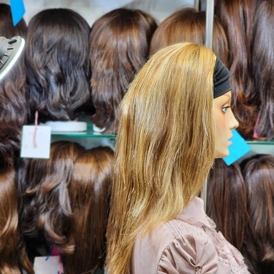 Perruque bandeau longue et lisse, ton clair, en cheveux naturels sur une tête de mannequin, vue de profil – #2490
