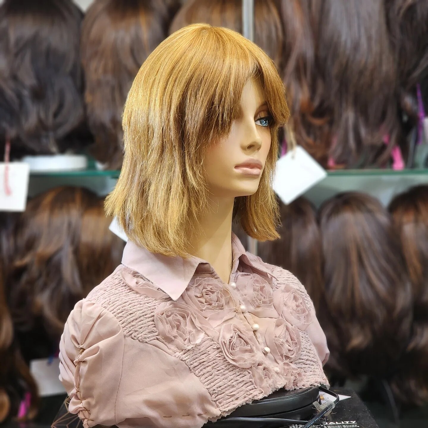 Perruque en cheveux naturels sur une tête de mannequin – #377
