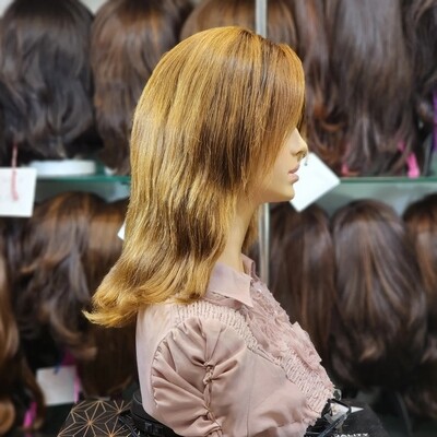 Perruque mi-longue, dégradée et lisse en cheveux naturels clairs, vue de profil sur un mannequin – #2850