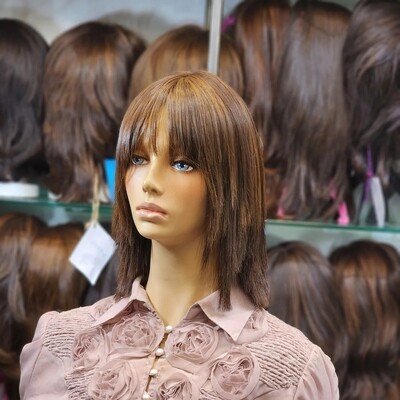 Perruque avec frange en cheveux naturels sur une tête de mannequin – #1757