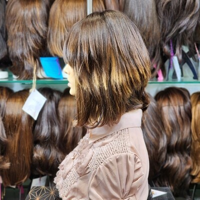 Perruque dégradée avec frange en cheveux naturels sur une tête de mannequin – #2715