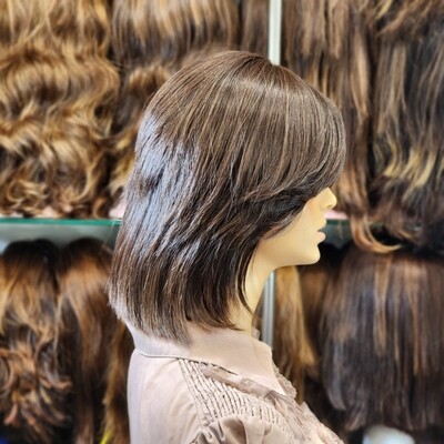 Perruque d’occasion rénovée en cheveux naturels – courte, dégradée avec frange #785