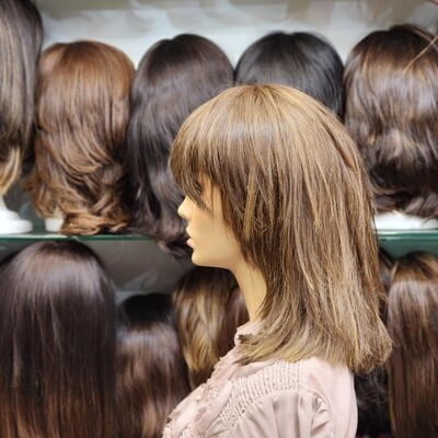 Perruque d’occasion rénovée en cheveux naturels – courte, dégradée avec frange #2685