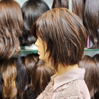 Perruque d’occasion rénovée en cheveux naturels – courte, dégradée avec frange #2705