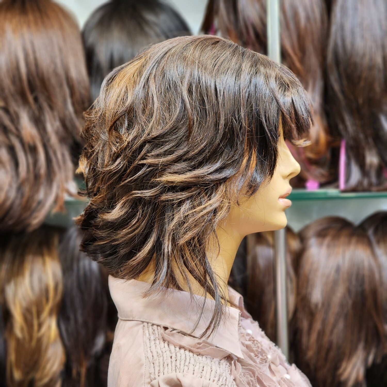 פאה קצרה, מדורגת וגלית משיער טבעי על ראש בובה – #2526