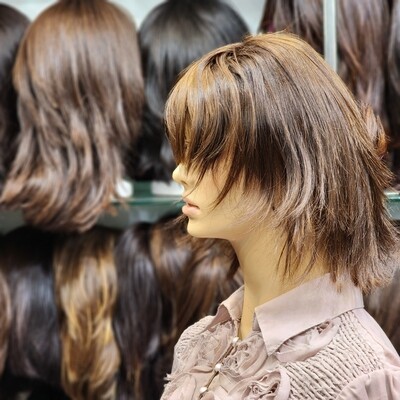 Perruque d’occasion rénovée en cheveux naturels – courte, dégradée avec frange #2709